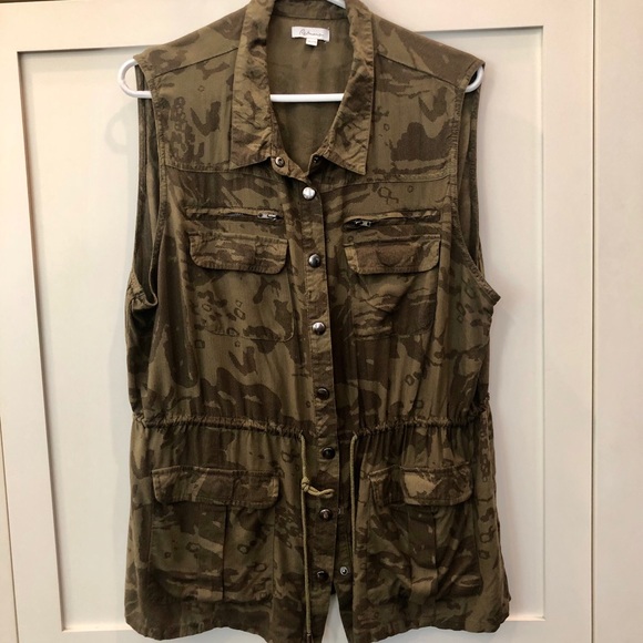 Camo /Cargo light weight vest. 2X Reitmans - Picture 1 of 5
